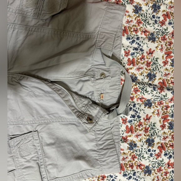 Levi’s convertible cargo pants. - Picture 4 of 4